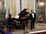 il tenore Romolo Tisano mentre interpreta "Devozione" di Francesco Marino